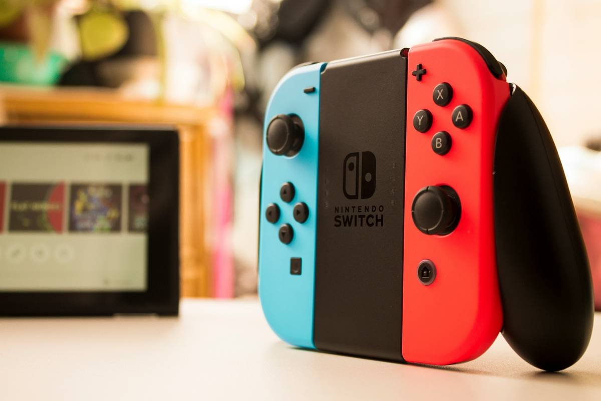 game controller nintendo switch draadloos wireless controller connected to Nintendo Switch in handheld mode