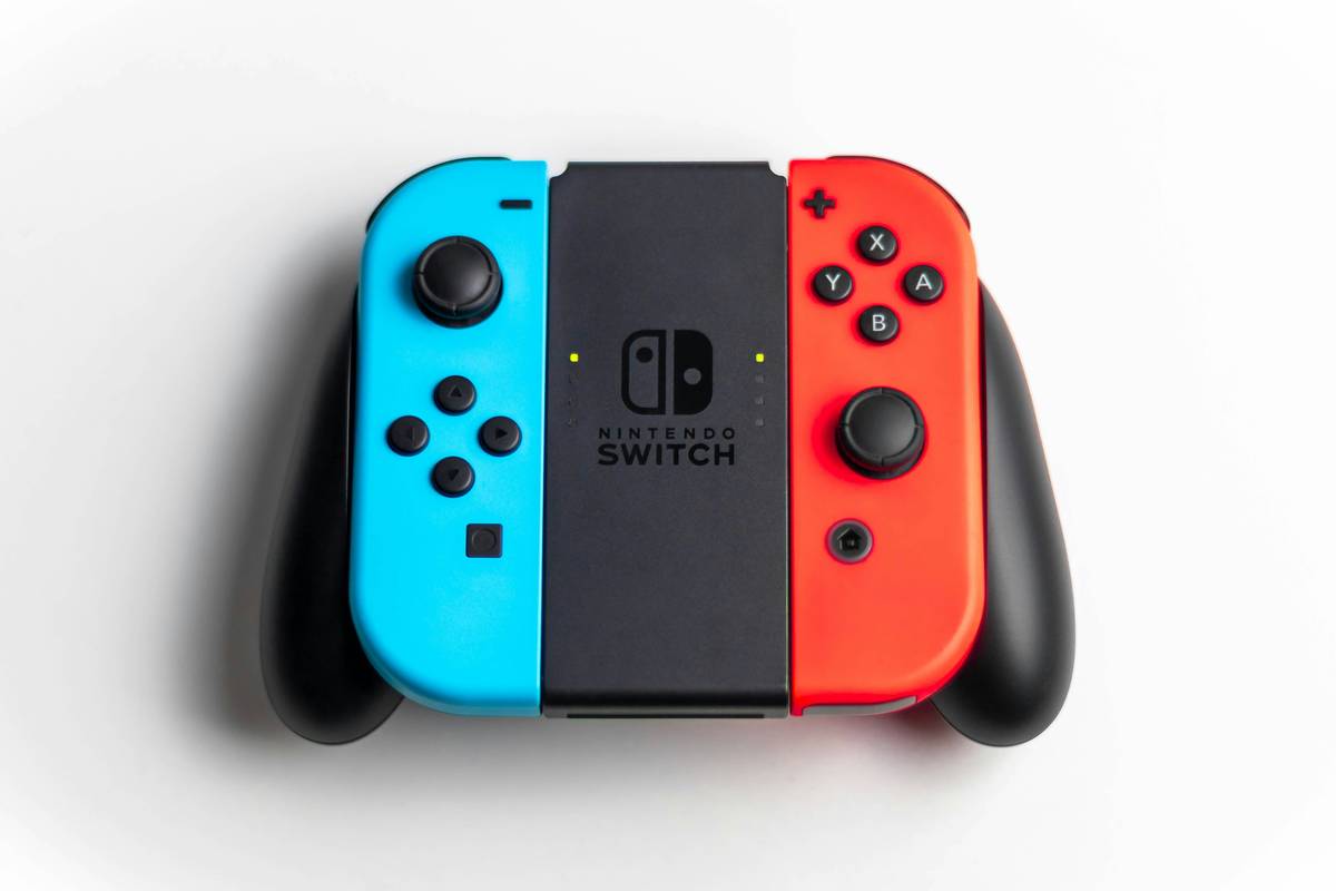 nintendo switch gaming controllers including Joy-Cons, Pro Controller, and third-party options laid out on a desk